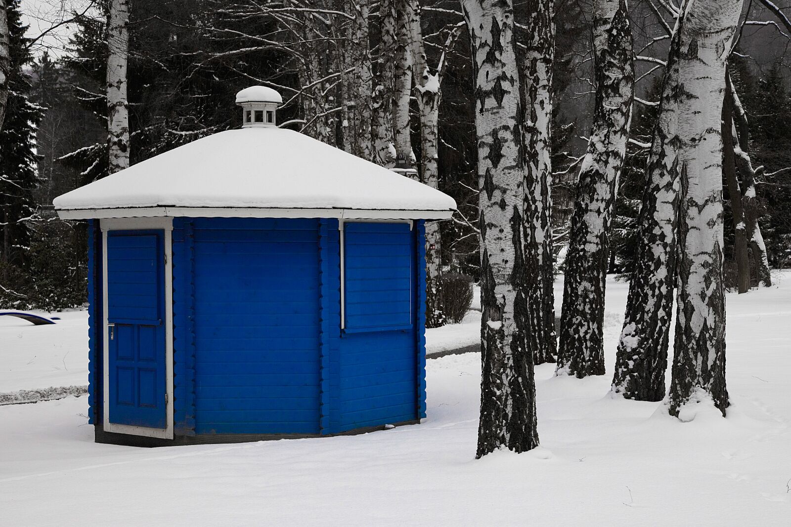 Canon EF 24-105mm F4L IS USM sample photo. Blue, hut, winter photography