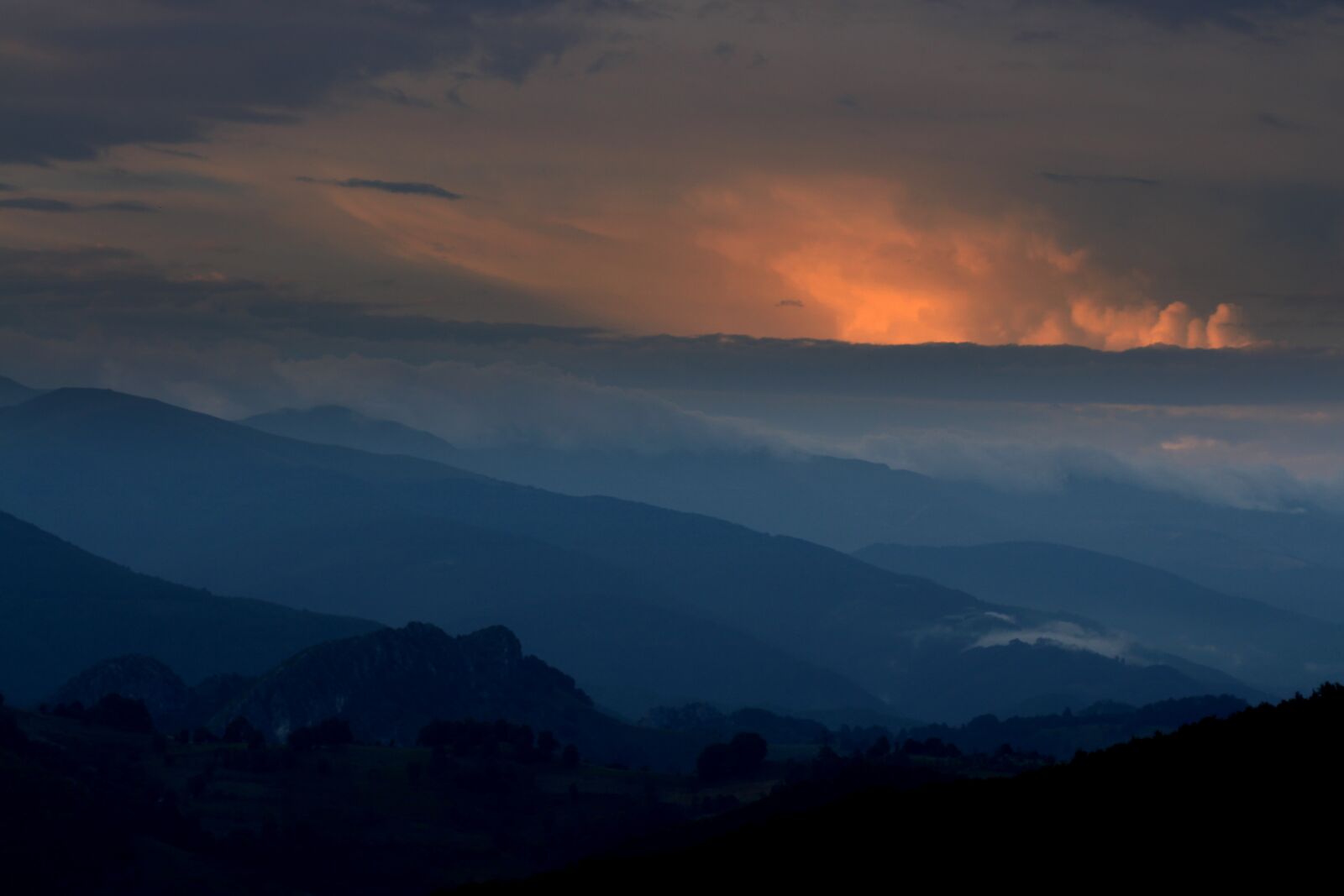 Canon EOS 700D (EOS Rebel T5i / EOS Kiss X7i) + Canon EF 85mm F1.8 USM sample photo. Mountain, sunset, top photography