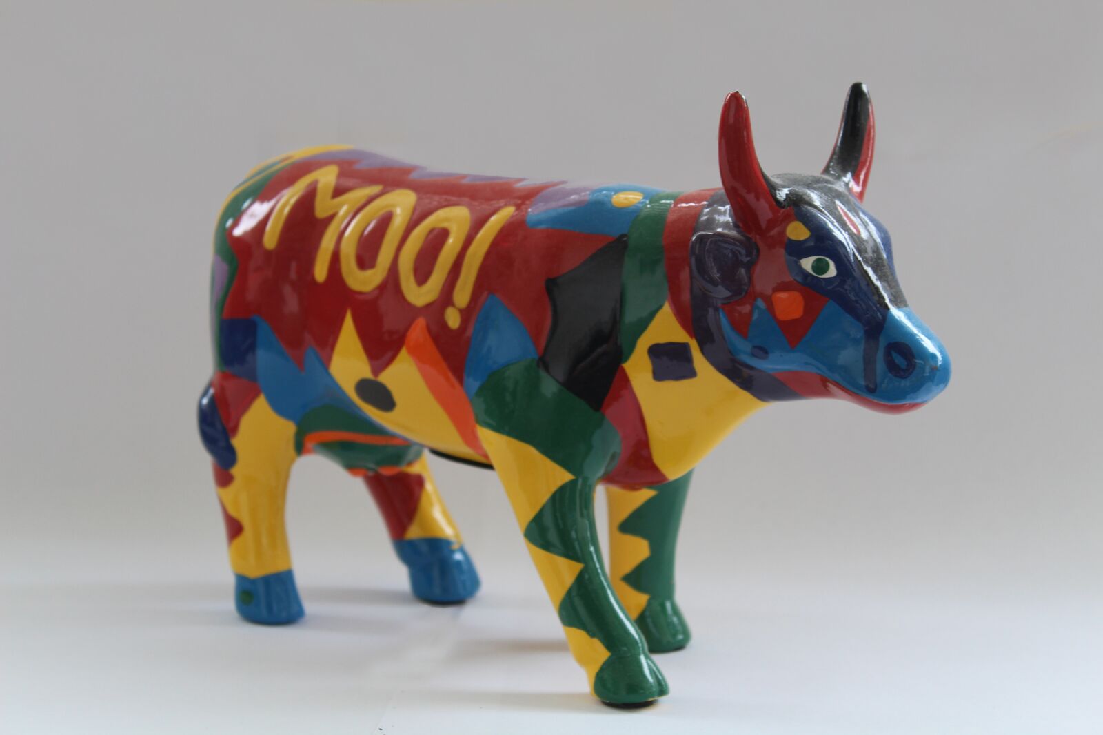 Canon EOS 1300D (EOS Rebel T6 / EOS Kiss X80) sample photo. Cow, piggy bank, colorful photography