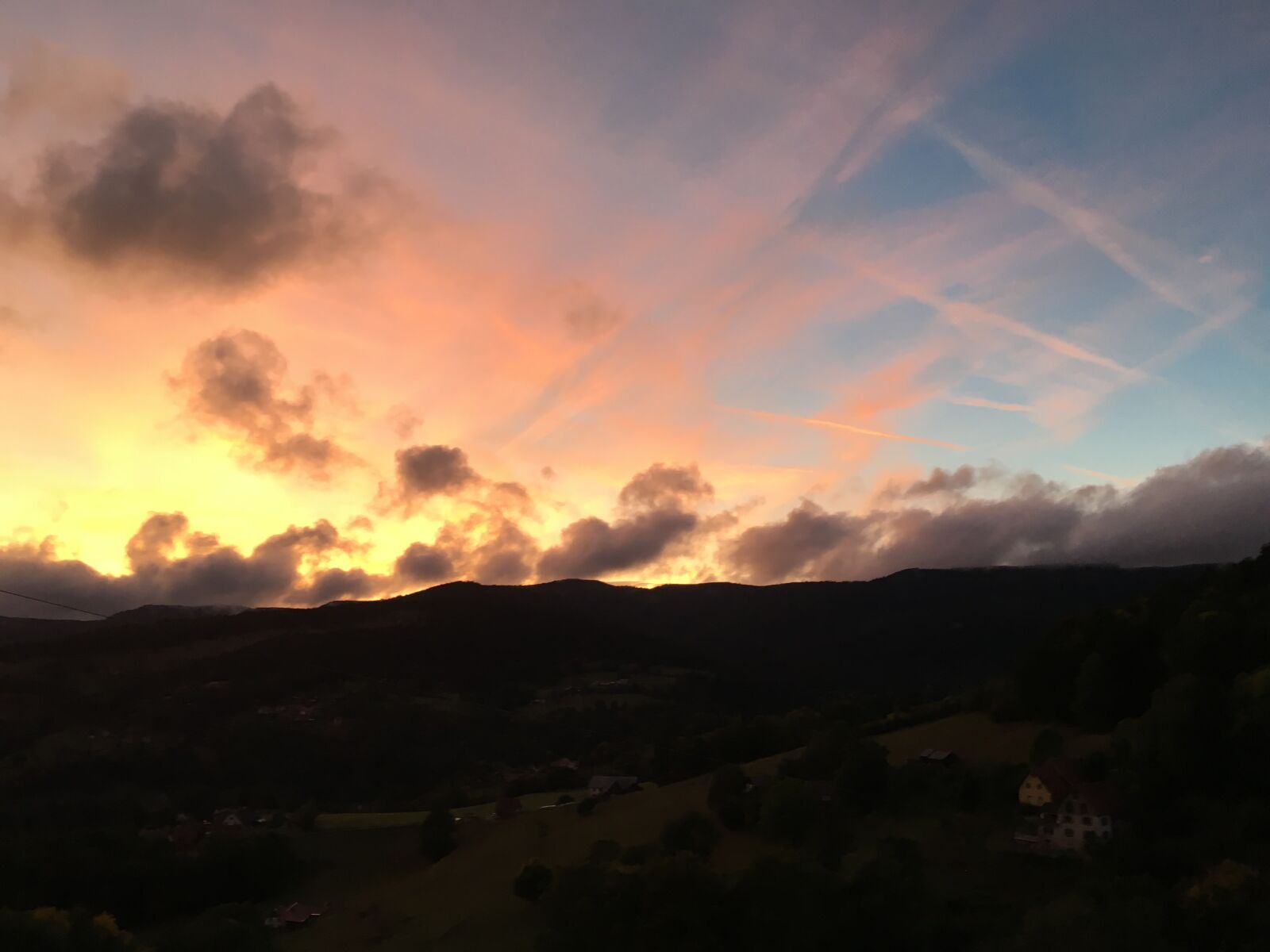 iPhone SE back camera 4.15mm f/2.2 sample photo. Sunset, moutains, clouds photography