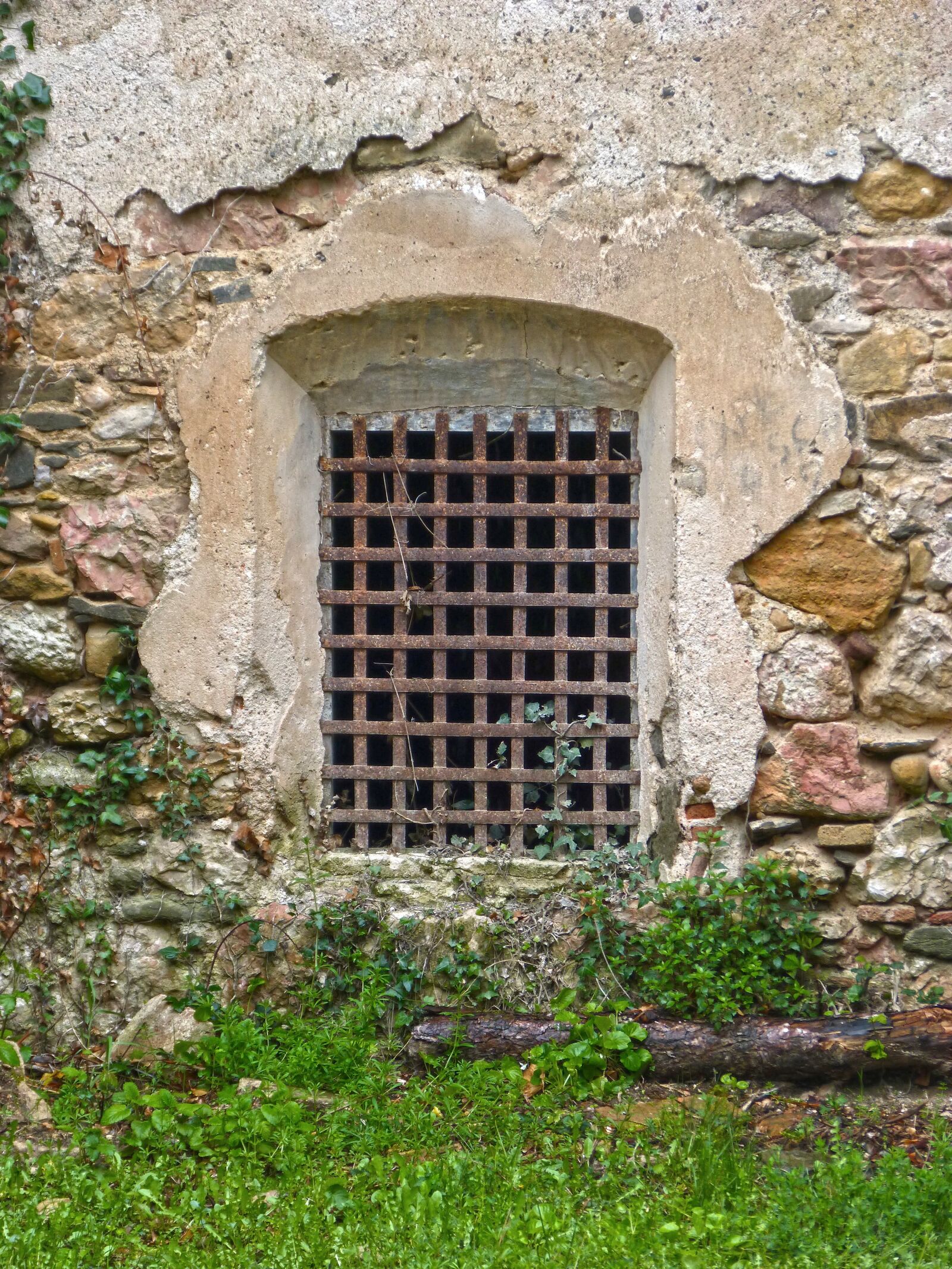 Panasonic DMC-FZ62 sample photo. Window, grating, old photography
