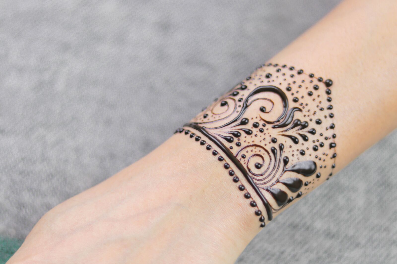 Canon EOS 80D sample photo. Nails, mandala, jewelry photography