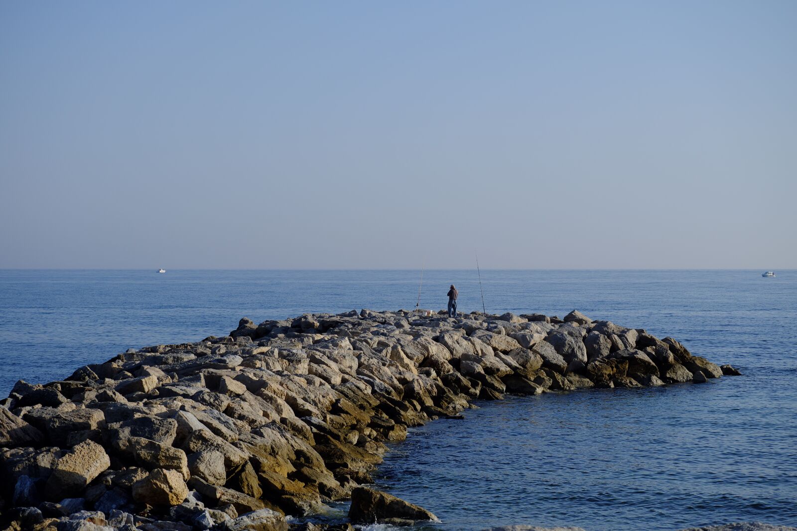 Fujifilm X-A2 + Fujifilm XC 50-230mm F4.5-6.7 OIS II sample photo. Man, fishing, sea photography