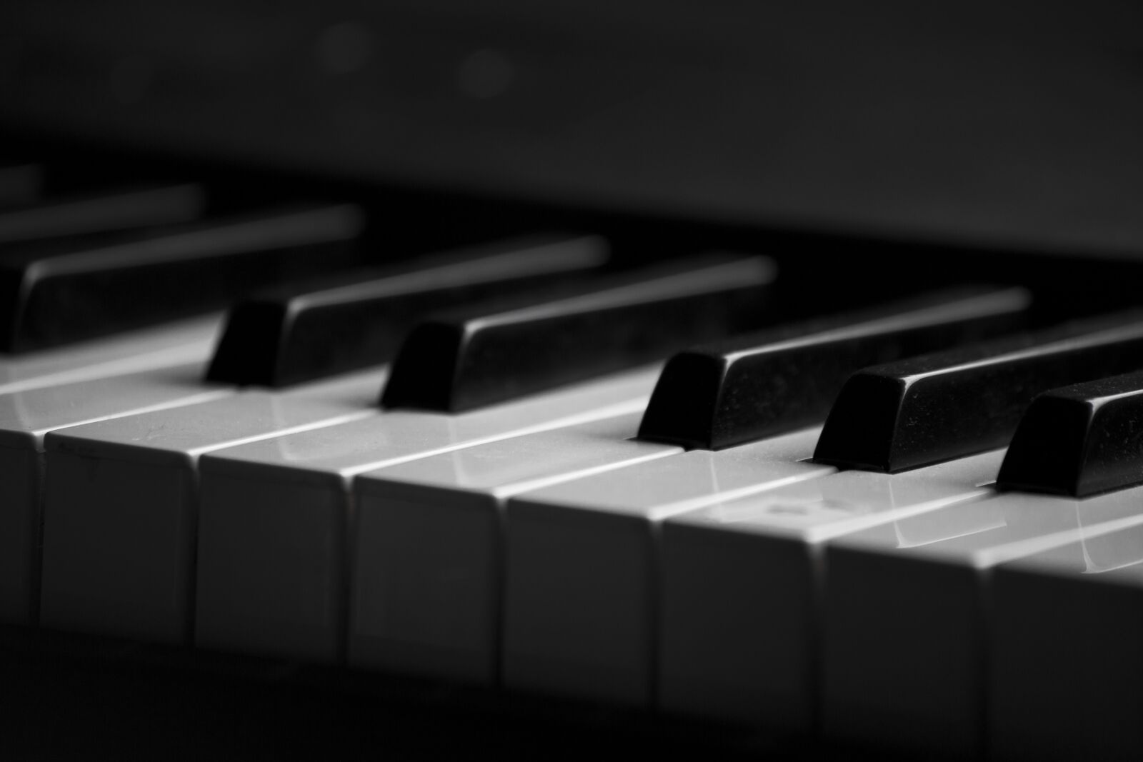 Canon EF 70-300mm F4-5.6 IS USM sample photo. Piano, piano keyboard, piano photography