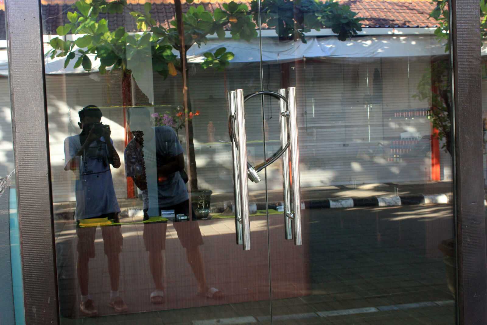 Canon EOS 550D (EOS Rebel T2i / EOS Kiss X4) sample photo. Glass photography