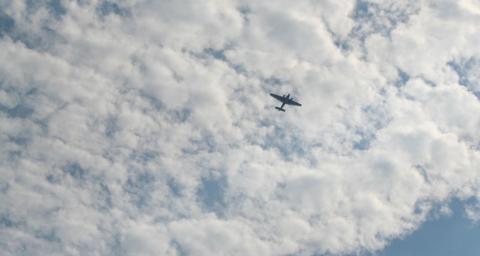 Canon EOS 350D (EOS Digital Rebel XT / EOS Kiss Digital N) sample photo. Clouds, sky, aircraft photography