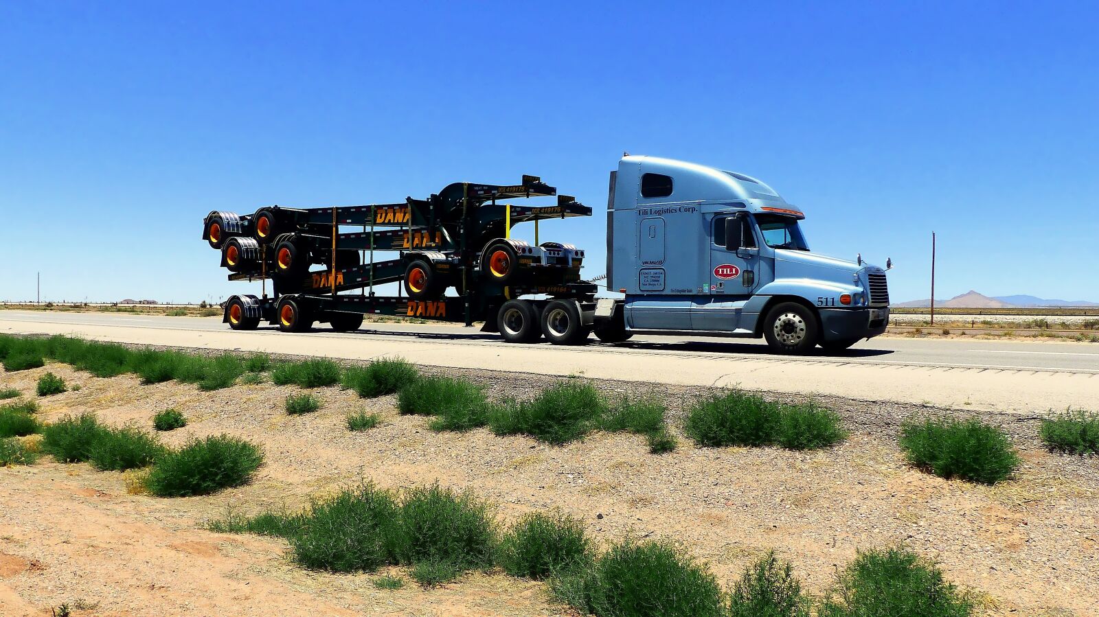 Panasonic Lumix DMC-FZ200 sample photo. Truck, american, transport photography