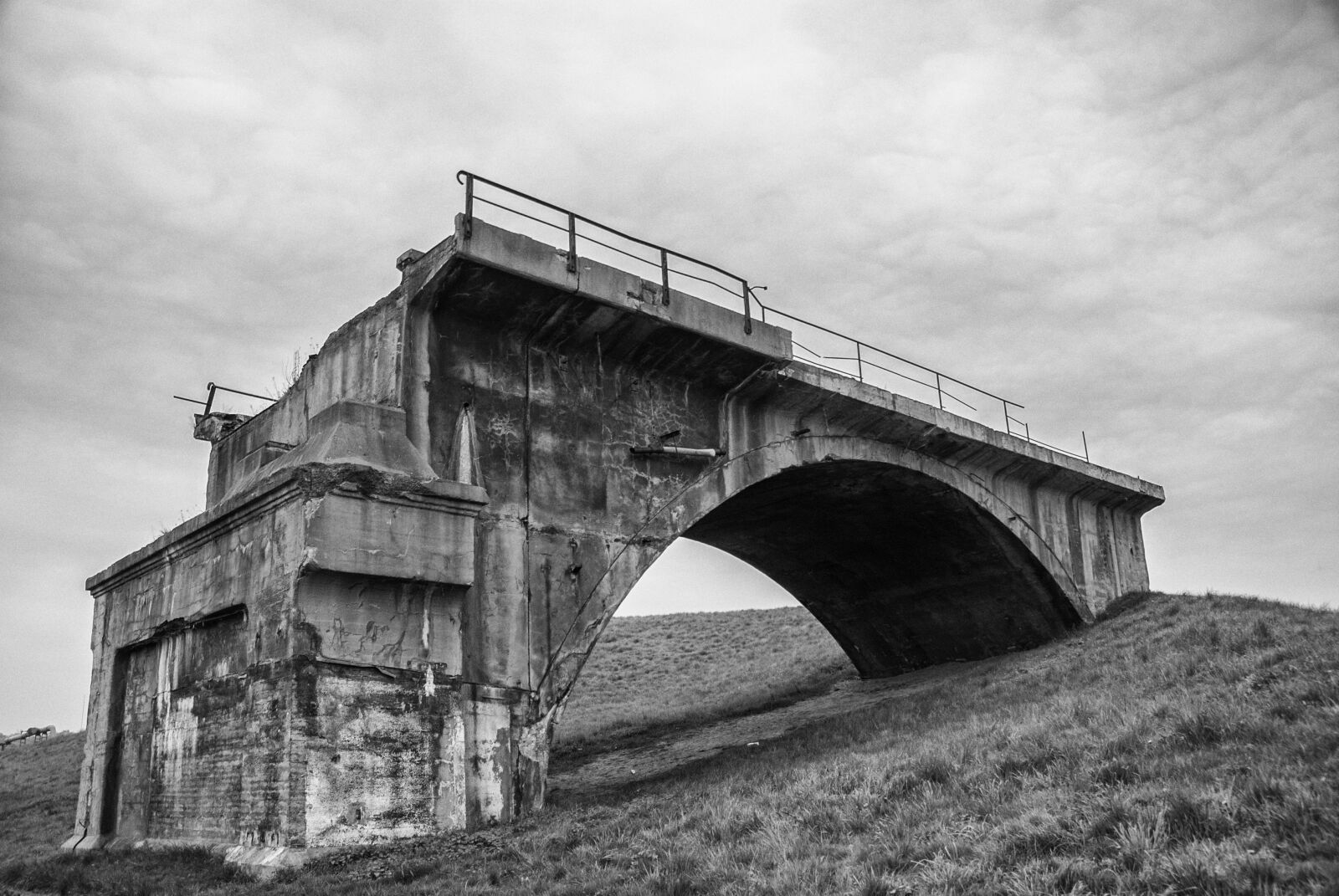 Sony Alpha DSLR-A100 sample photo. Architecture, horizontal, bridge photography