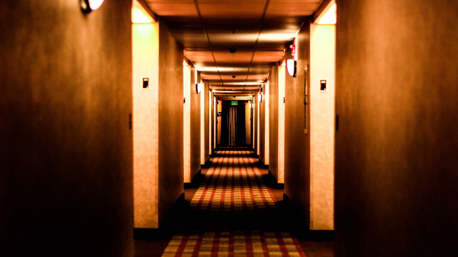 Canon EOS 700D (EOS Rebel T5i / EOS Kiss X7i) + Canon EF 50mm F1.8 II sample photo. Hotel, fear, orange photography