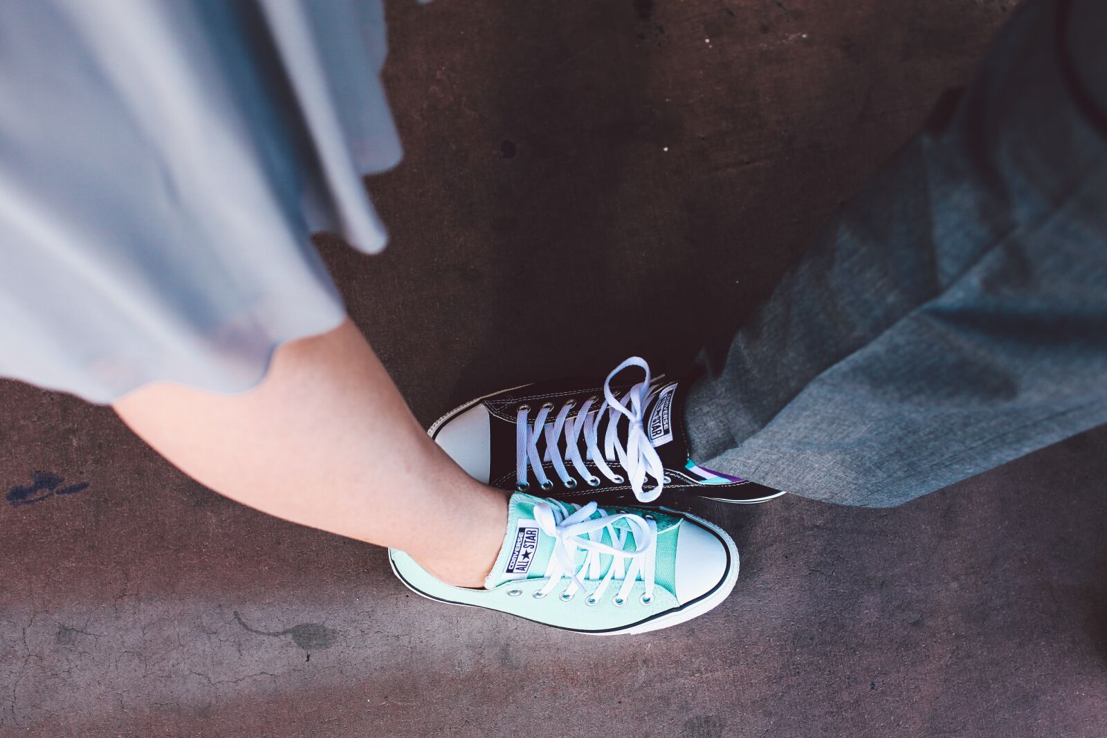 Canon EF 35mm F1.4L USM sample photo. All star, converse, feet photography