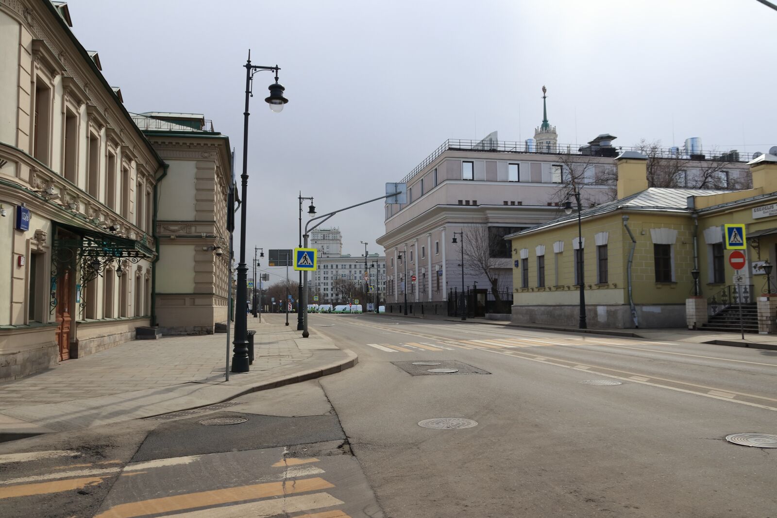 Canon EOS 77D (EOS 9000D / EOS 770D) sample photo. Moscow, isolation, void photography