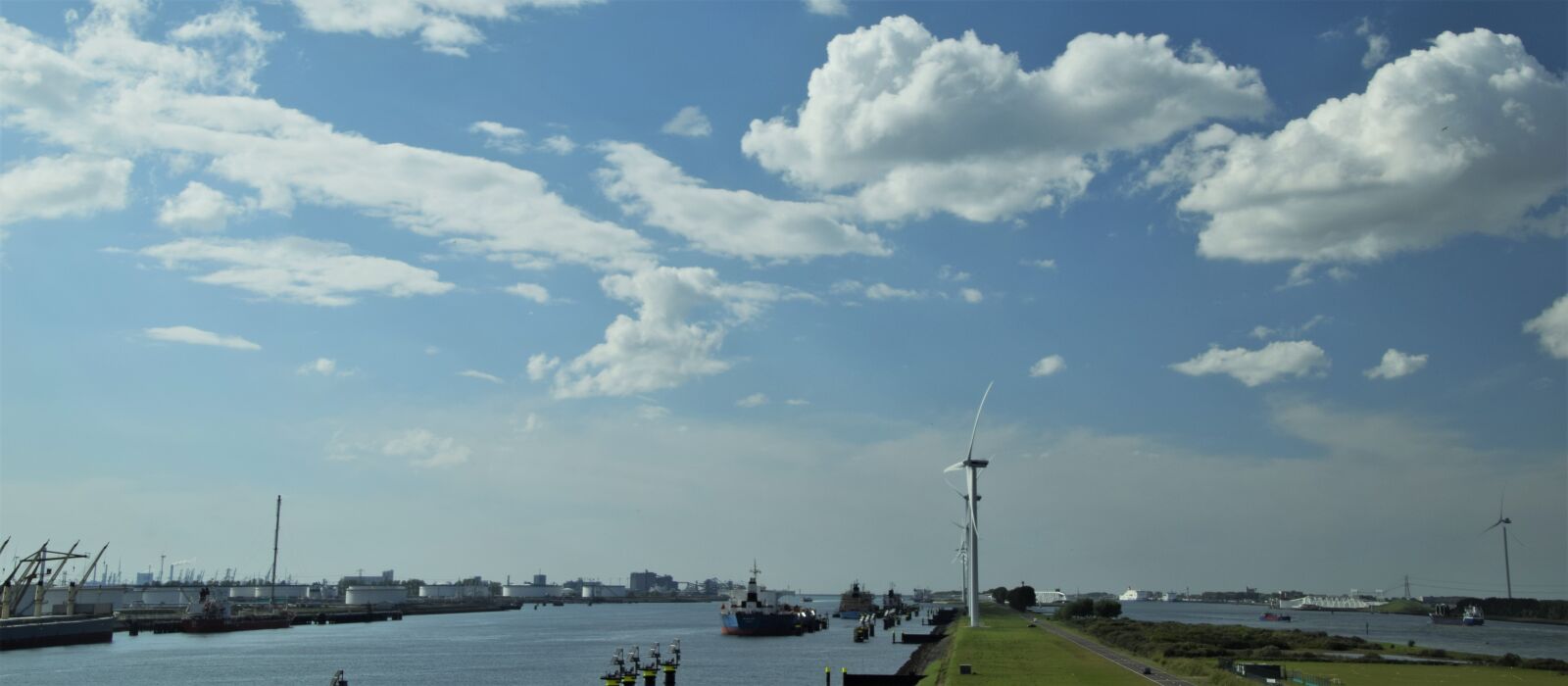 Nikon D3300 sample photo. Rozenburg, europoort, oil tanker photography