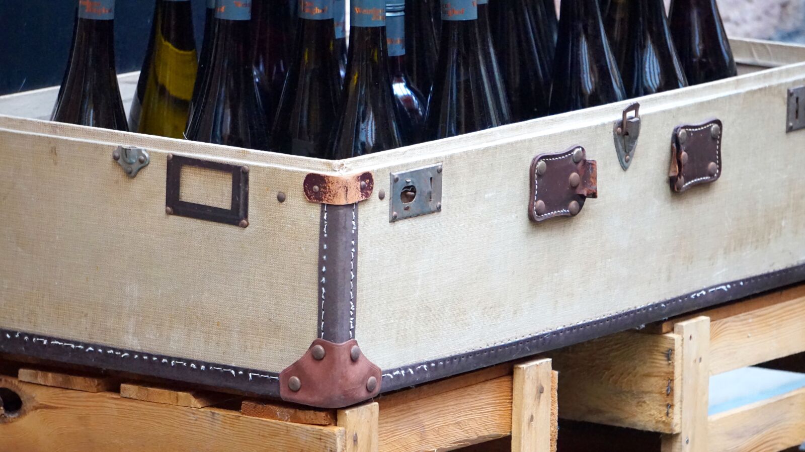Sony Alpha a5000 (ILCE 5000) + Sony E 55-210mm F4.5-6.3 OSS sample photo. Luggage, old, wine bottles photography