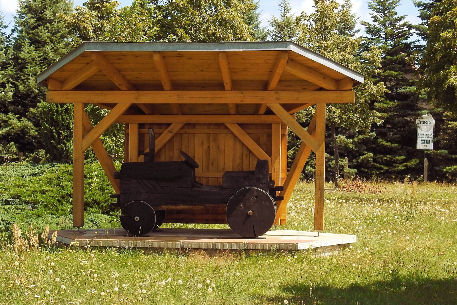 Nikon Coolpix P900 sample photo. Sculpture, wood sculpture, tractor photography