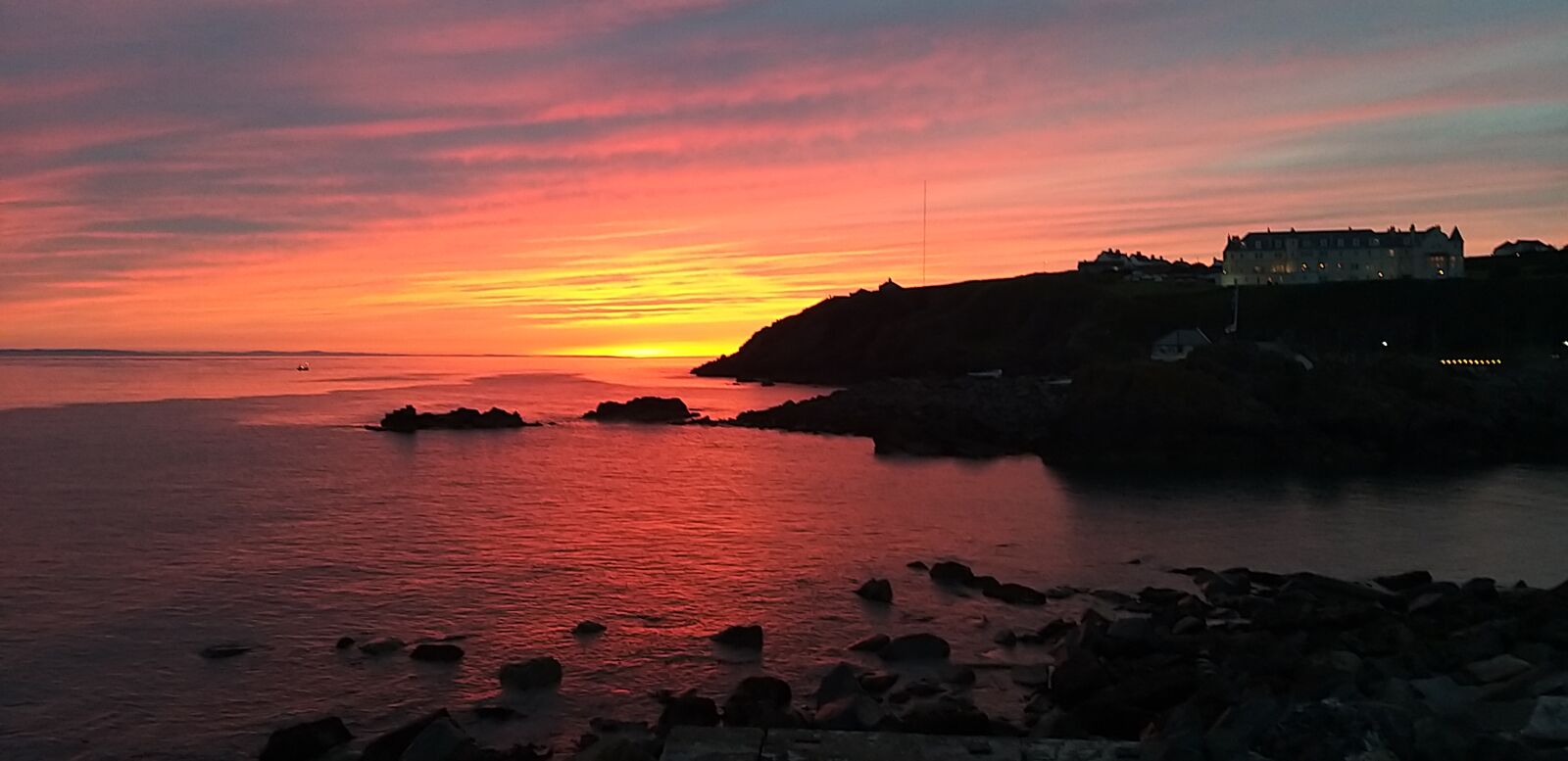Samsung Galaxy A9 (2018) sample photo. Beach, sea, red photography