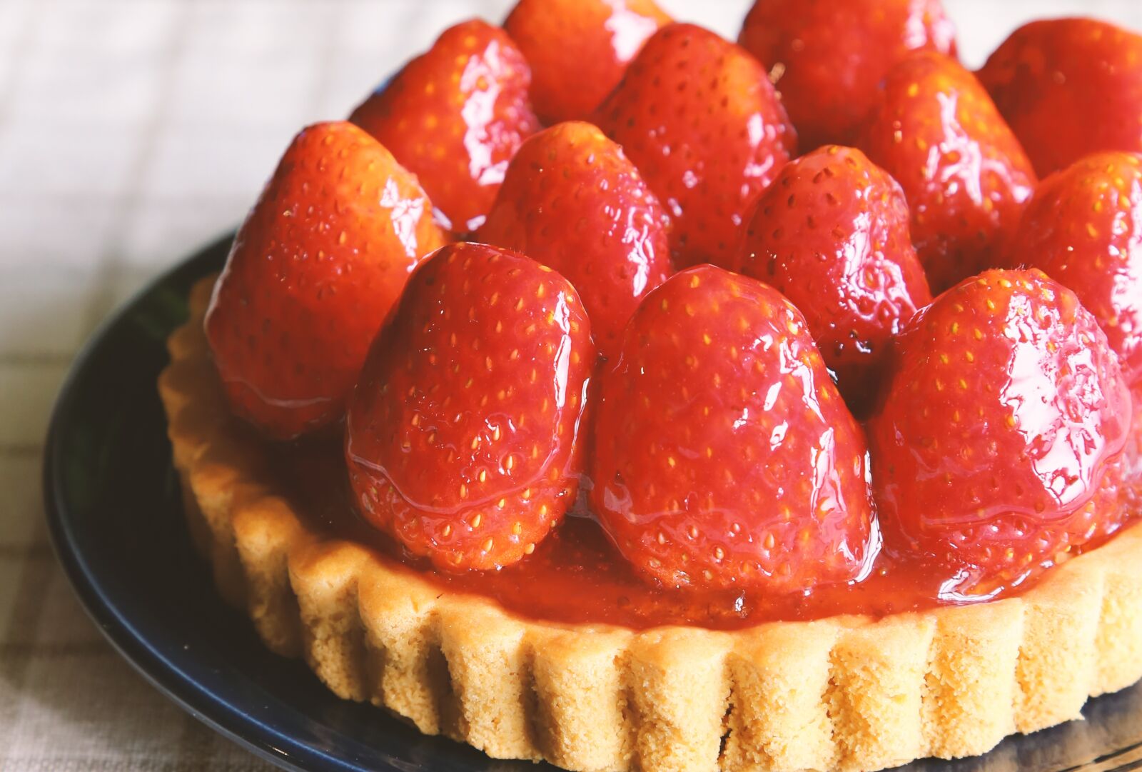 Canon EOS 6D + Canon EF 24-105mm F4L IS USM sample photo. Strawberry tart, cake, strawberry photography
