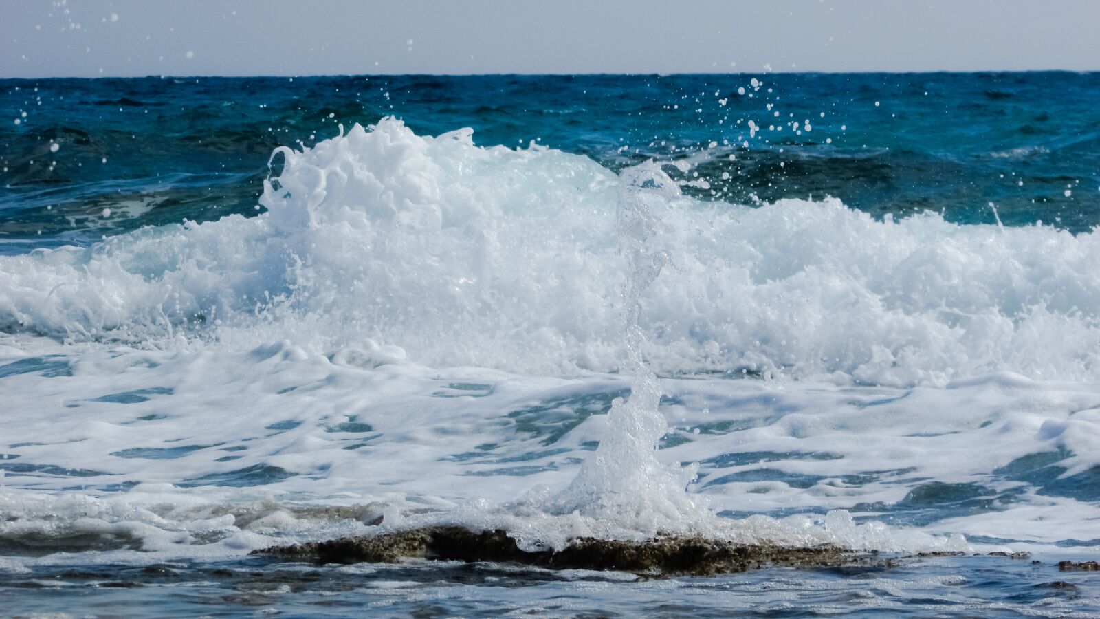 Canon PowerShot SX400 IS sample photo. Wave, smashing, foam photography