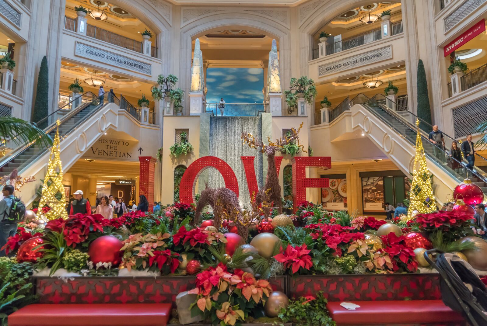 Sony a7R II + Sony FE 24-240mm F3.5-6.3 OSS sample photo. Las vegas, christmas, decorations photography