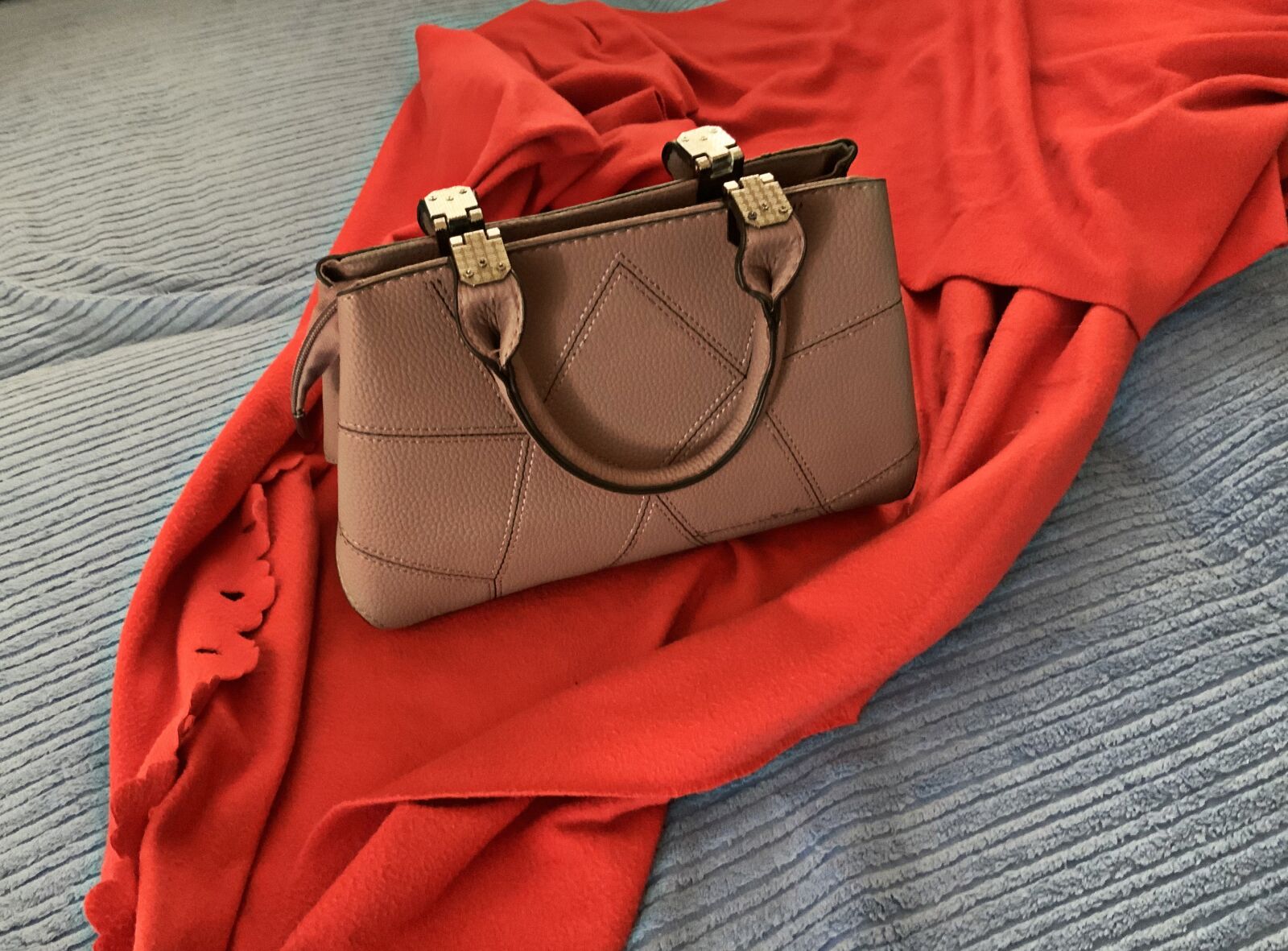 iPad Pro (11-inch) back camera 3mm f/1.8 sample photo. Handbag, woman, fashion photography