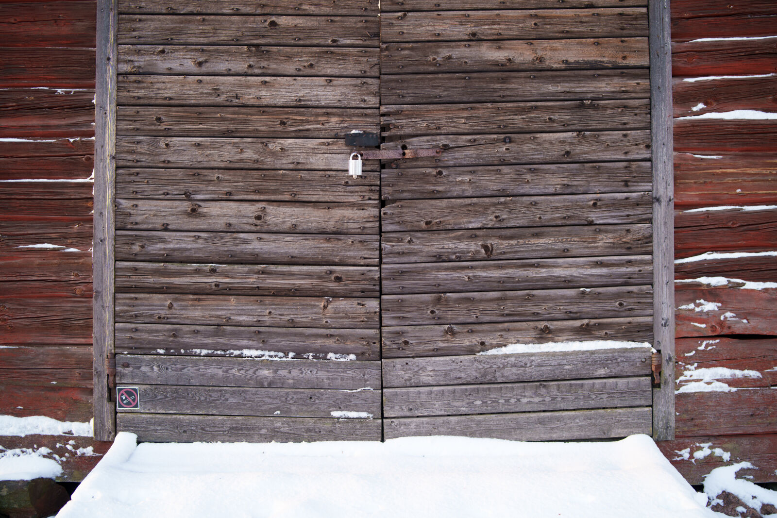 Samyang AF 35mm F1.4 P sample photo. Old barn door f2.8 photography