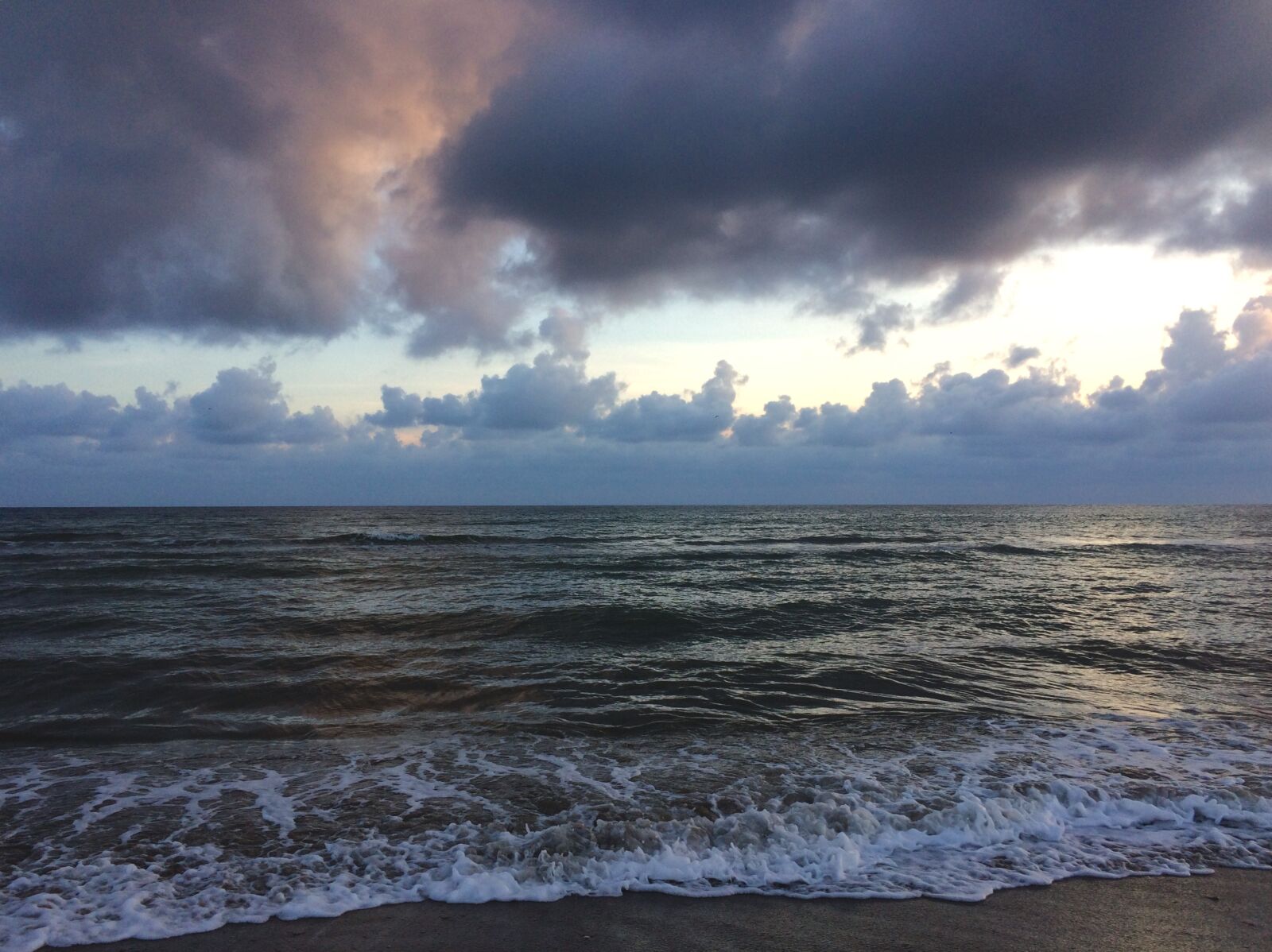 iPhone 5s back camera 4.15mm f/2.2 sample photo. Sunset, beach, clouds photography