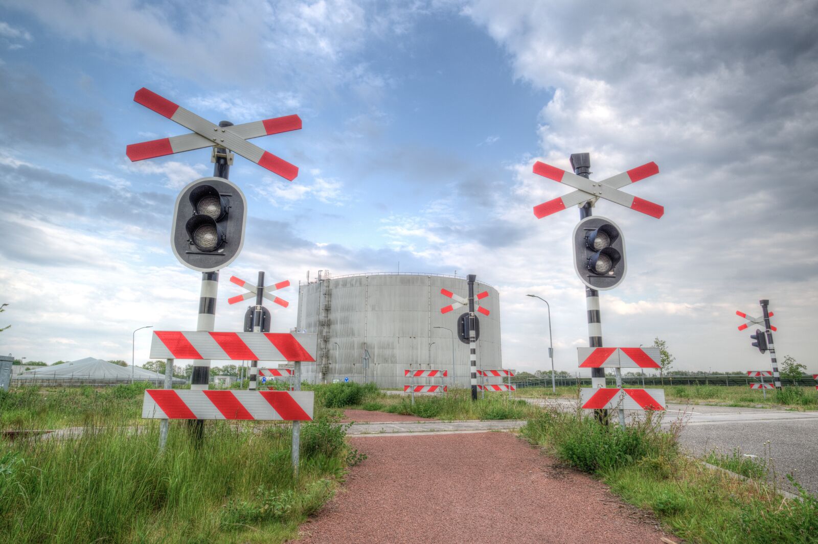 Nikon D610 sample photo. Train, crossing, silo photography