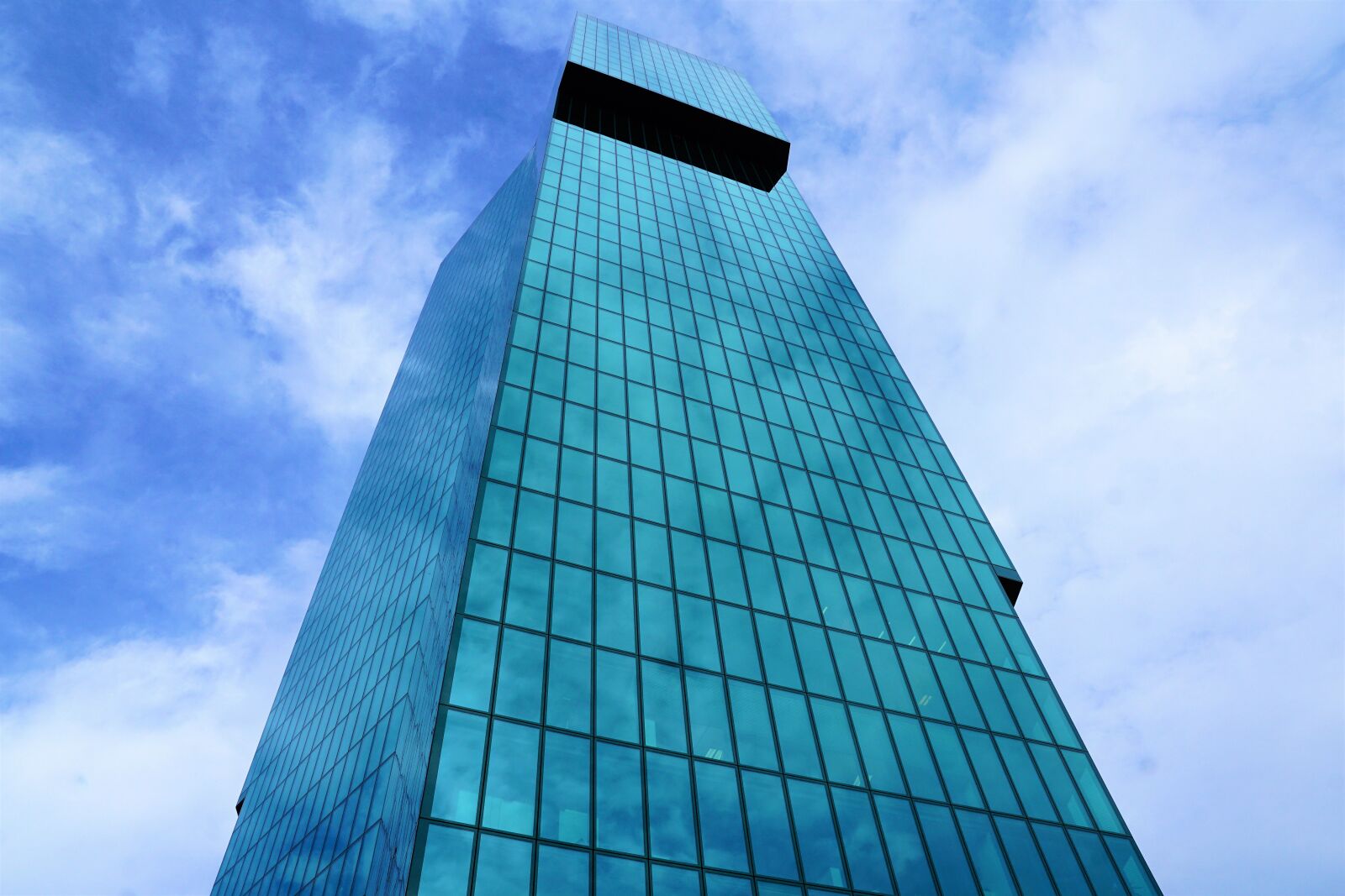 Sony ILCA-77M2 + Sony DT 16-50mm F2.8 SSM sample photo. Skyscraper, zurich, sky photography