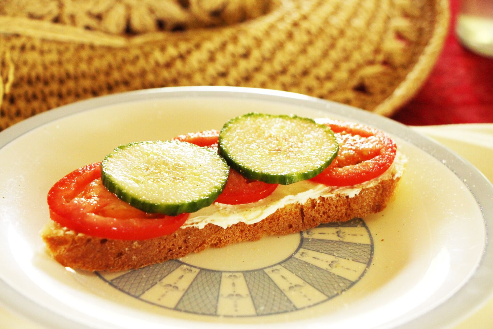Canon EOS 650D (EOS Rebel T4i / EOS Kiss X6i) + Canon EF-S 18-135mm F3.5-5.6 IS STM sample photo. Sandwich, cucumber, tomato photography