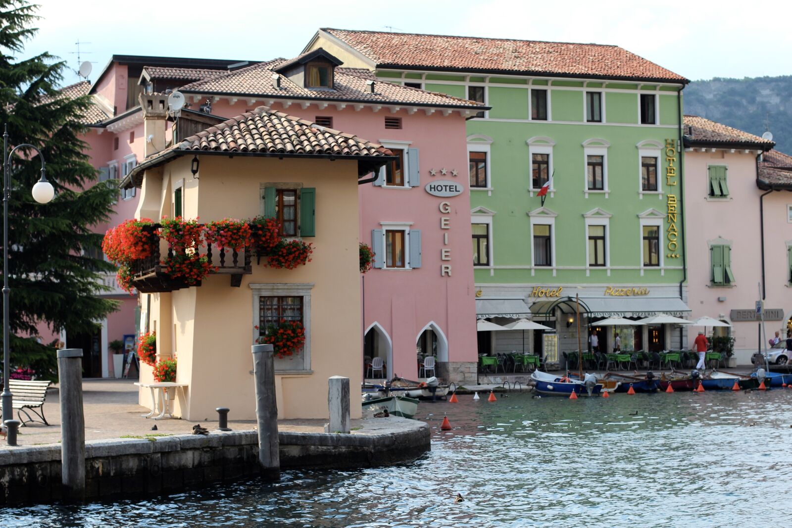 Canon EOS 600D (Rebel EOS T3i / EOS Kiss X5) + Canon EF 50mm F1.4 USM sample photo. Torbole, port, boats photography