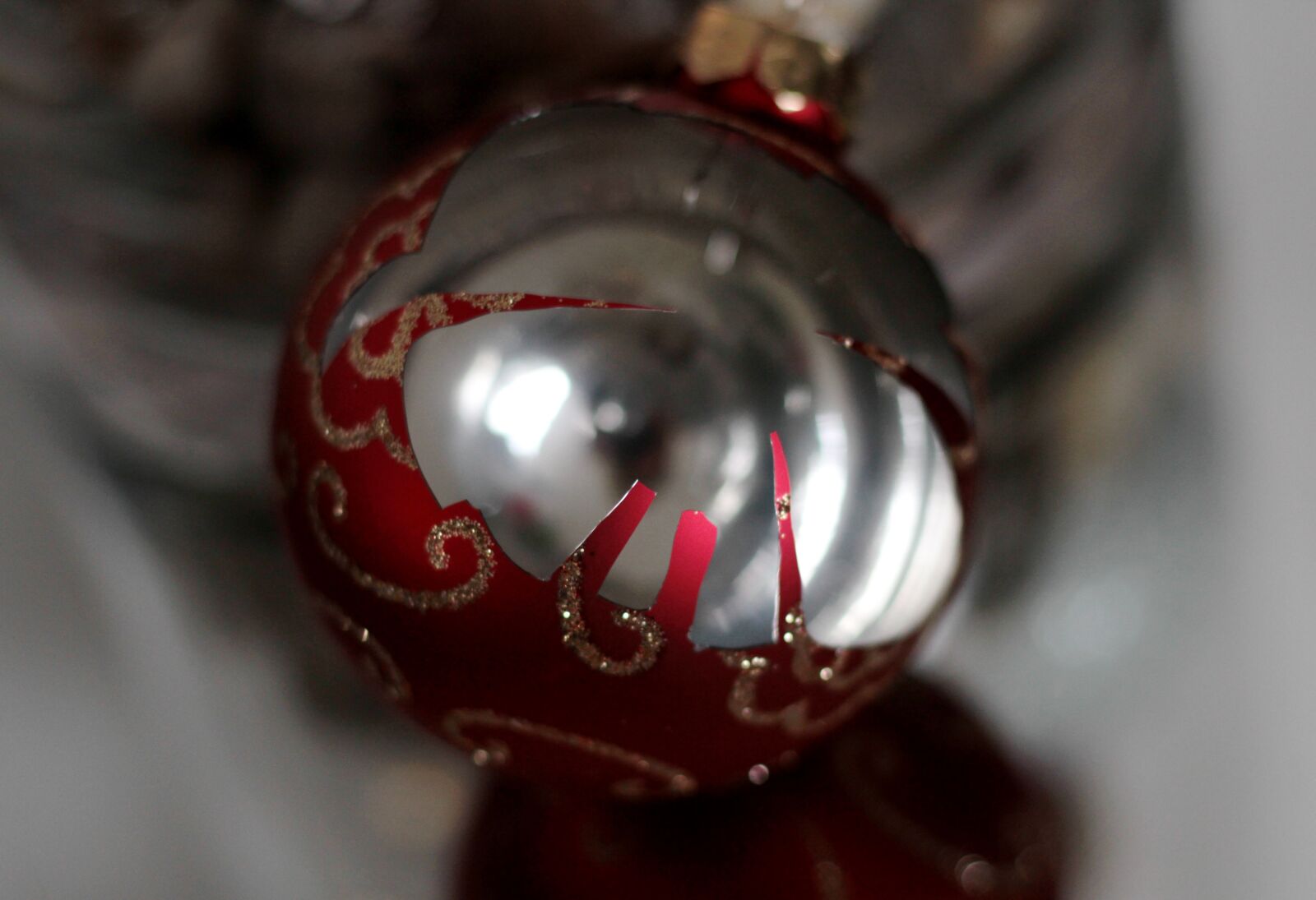 Canon EOS 600D (Rebel EOS T3i / EOS Kiss X5) sample photo. Christmas bauble, broken, red photography