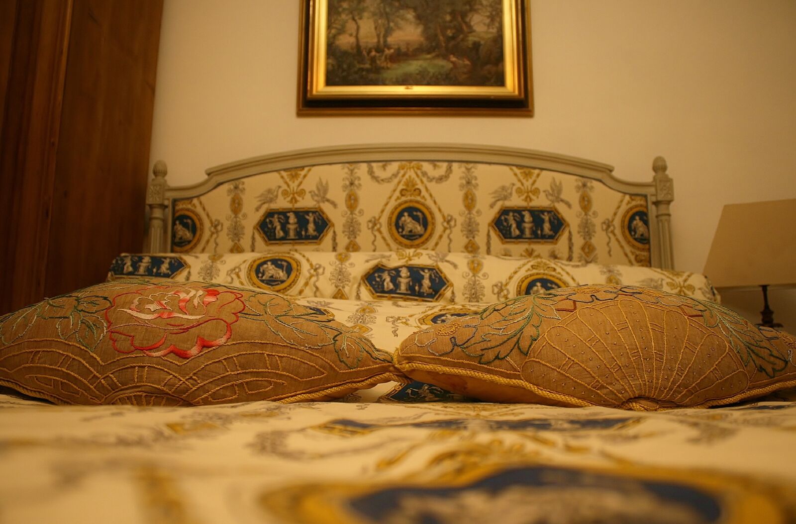 Canon EOS 400D (EOS Digital Rebel XTi / EOS Kiss Digital X) sample photo. Bed, historically, royal photography