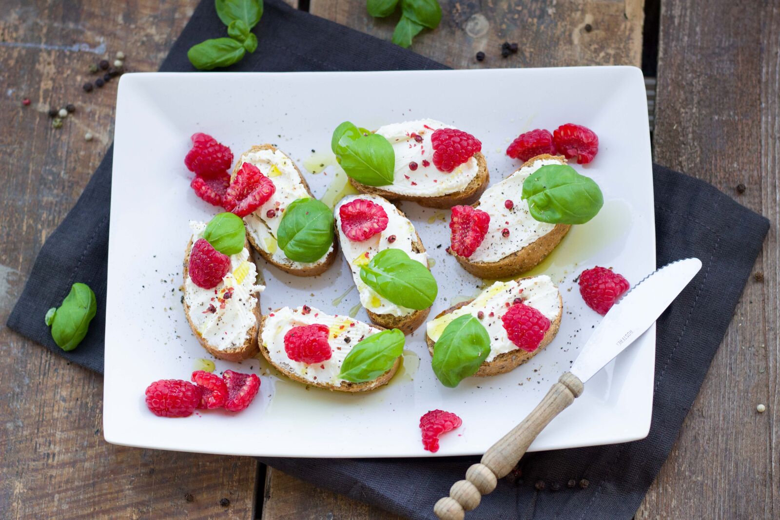 Canon EOS 600D (Rebel EOS T3i / EOS Kiss X5) + Canon EF 50mm F1.8 STM sample photo. Raspberry, basil, berries photography