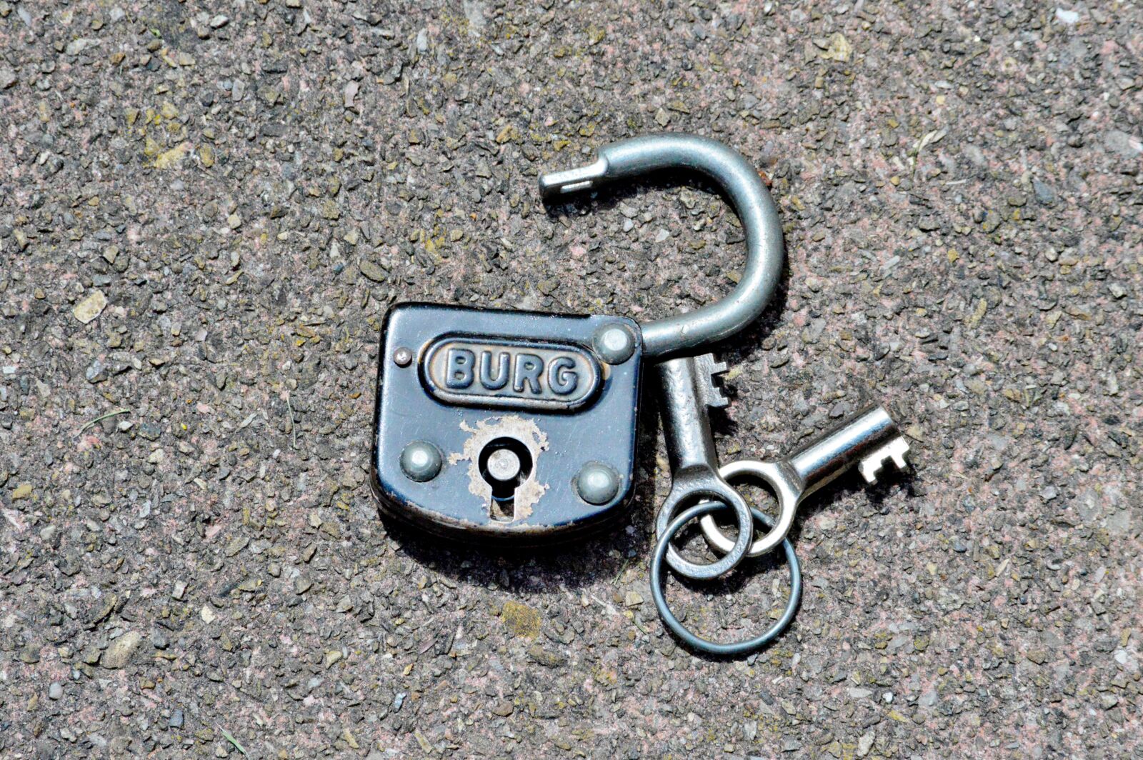 Nikon D3200 sample photo. Castle, padlock, key photography