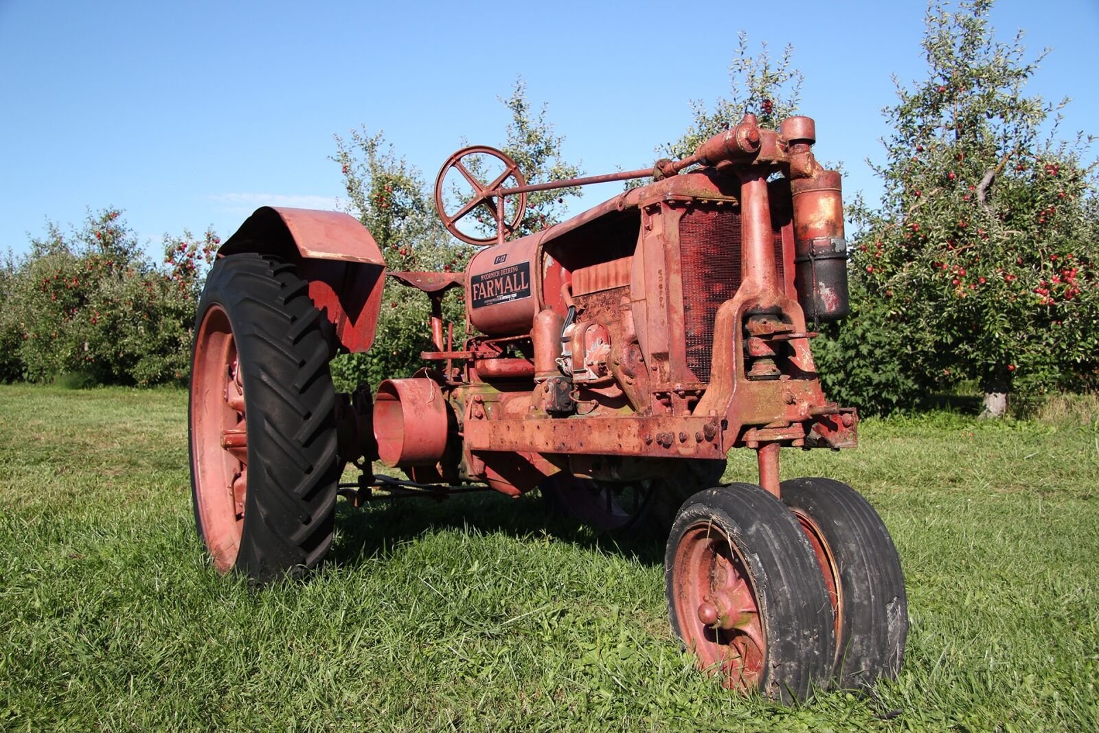 Canon EOS 550D (EOS Rebel T2i / EOS Kiss X4) sample photo. Farm, tractor, agricultural photography