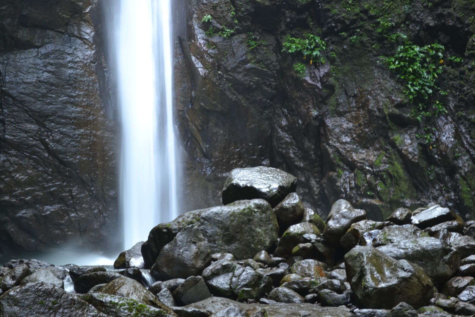 Nikon D3100 sample photo. Waterfall, valencia, casaroro falls photography
