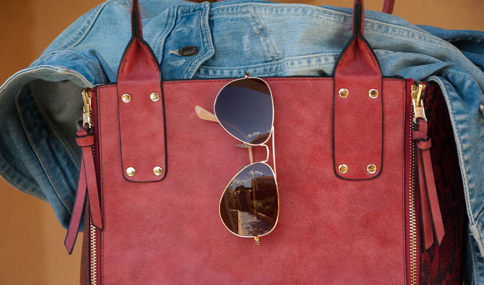 Pentax K10D sample photo. Bag, sunglasses, jacket photography