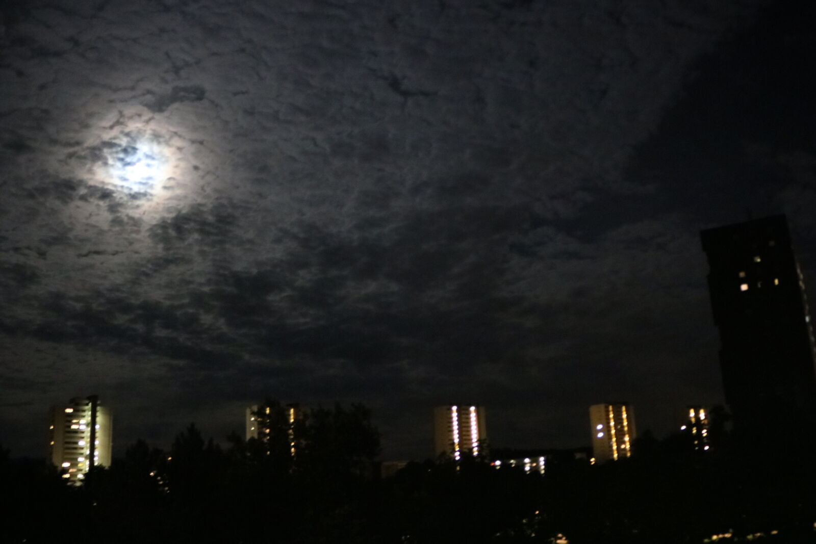 Canon EOS 750D (EOS Rebel T6i / EOS Kiss X8i) sample photo. Amazing, black, buildings, city photography