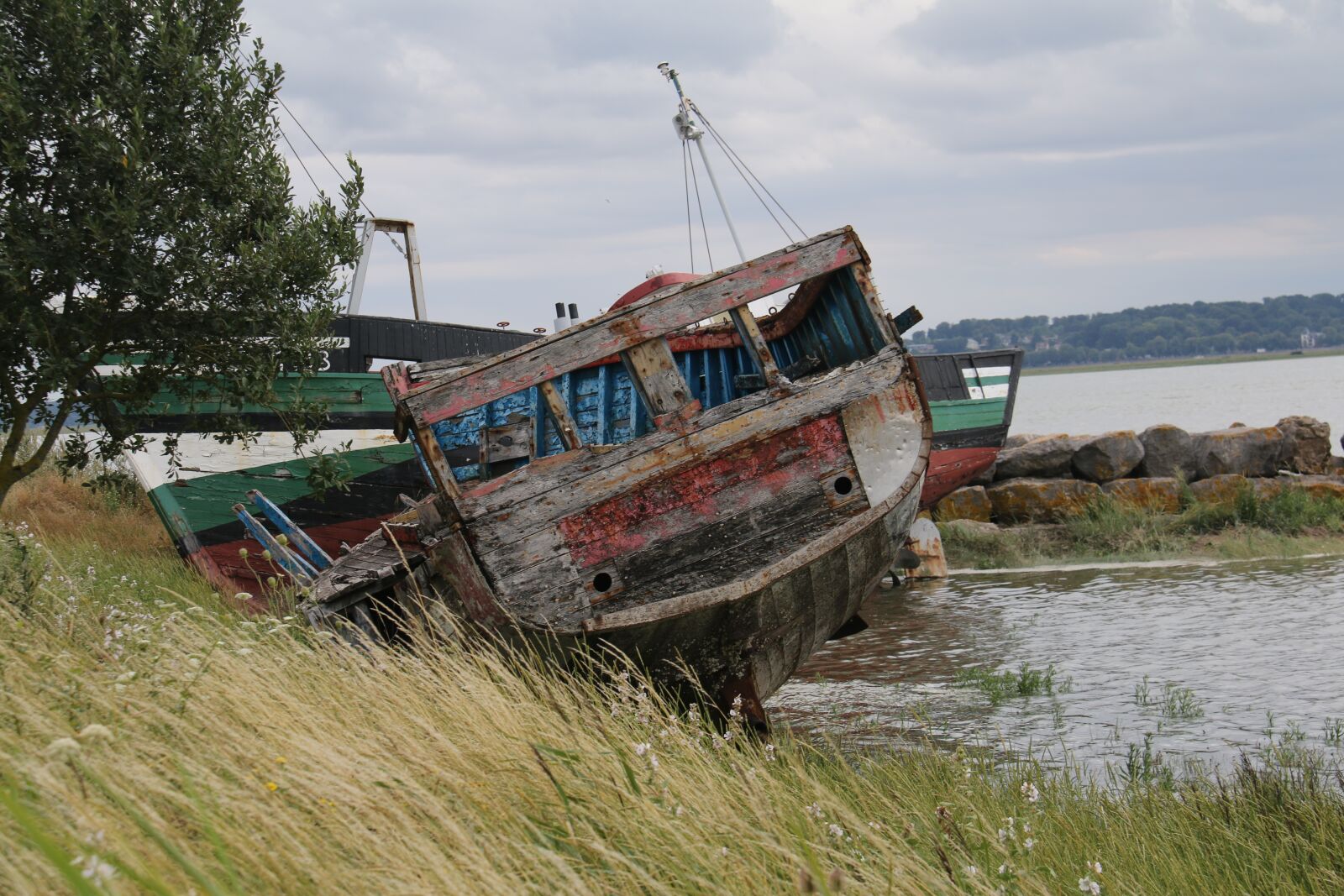 Canon EF-S 18-200mm F3.5-5.6 IS sample photo. Wreck, boat, shipwreck photography