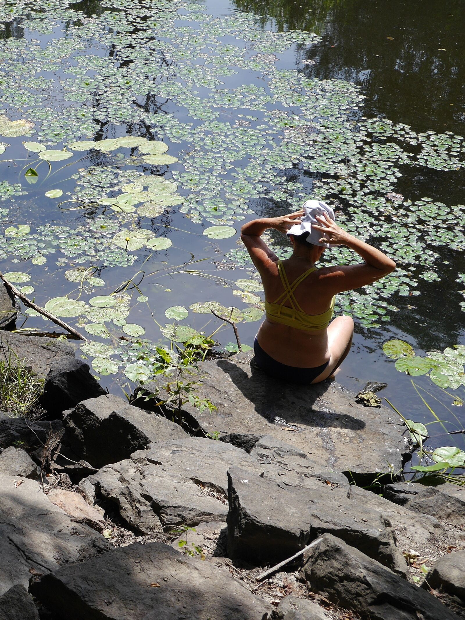 Panasonic Lumix DMC-G6 sample photo. Woman, water, waterlily photography