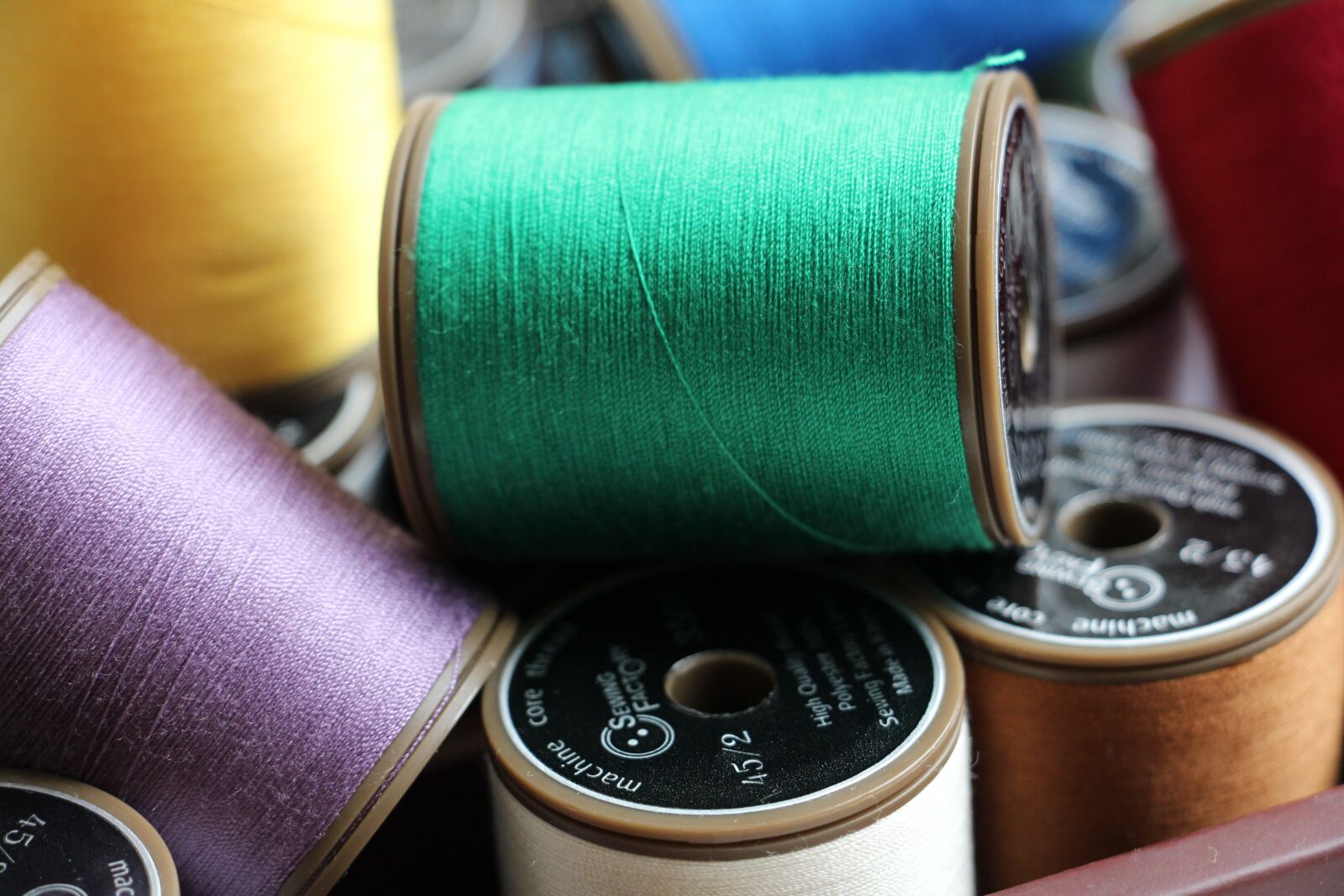 Canon EOS 650D (EOS Rebel T4i / EOS Kiss X6i) sample photo. Thread, creativity, sewing photography