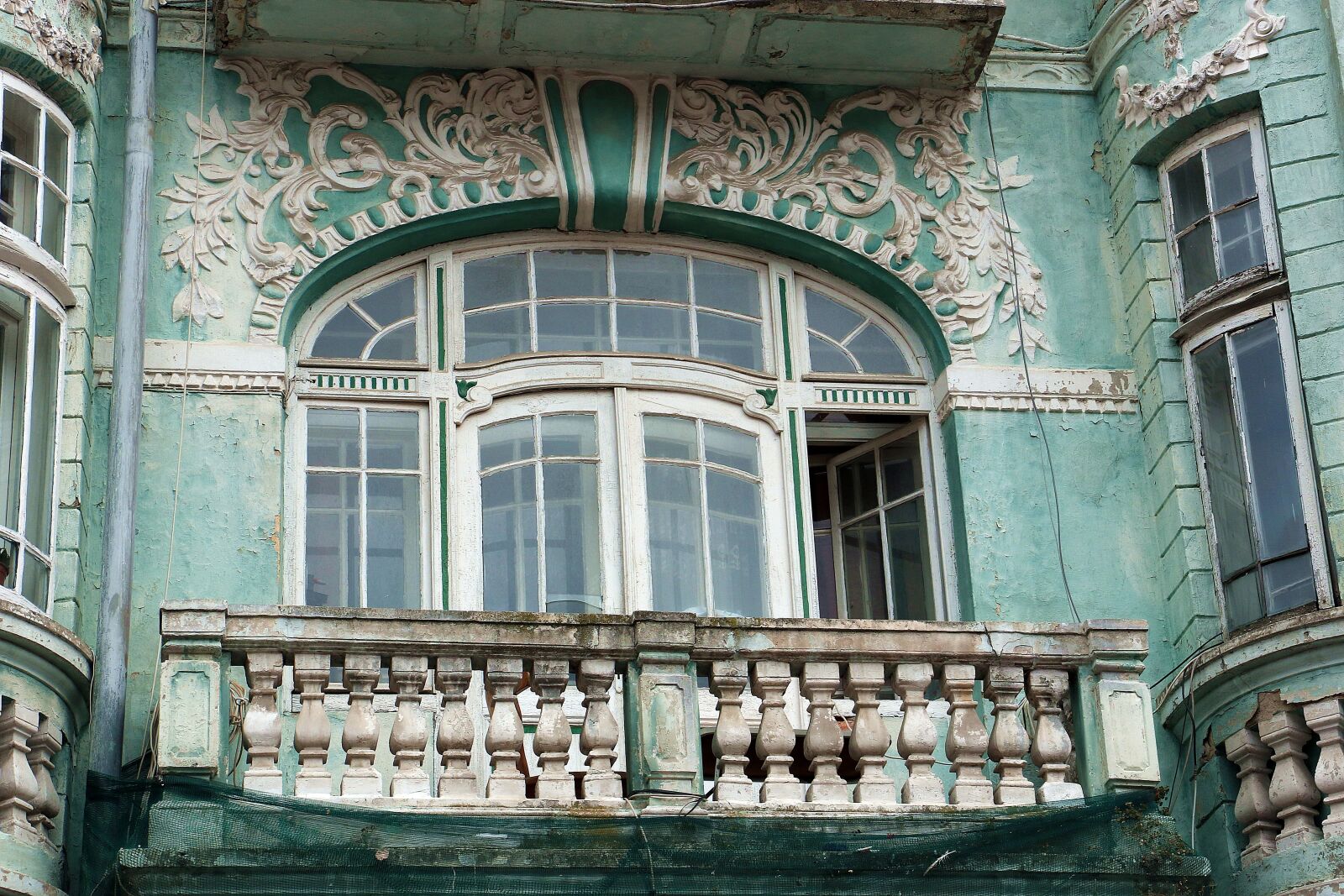 Canon EOS 7D Mark II sample photo. Varna, window, balcony photography