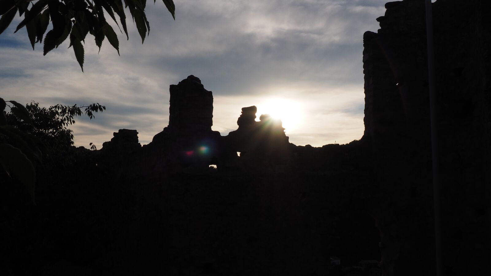 Olympus OM-D E-M1 + Olympus M.Zuiko Digital ED 12-40mm F2.8 Pro sample photo. Ruin, castle, backlighting photography