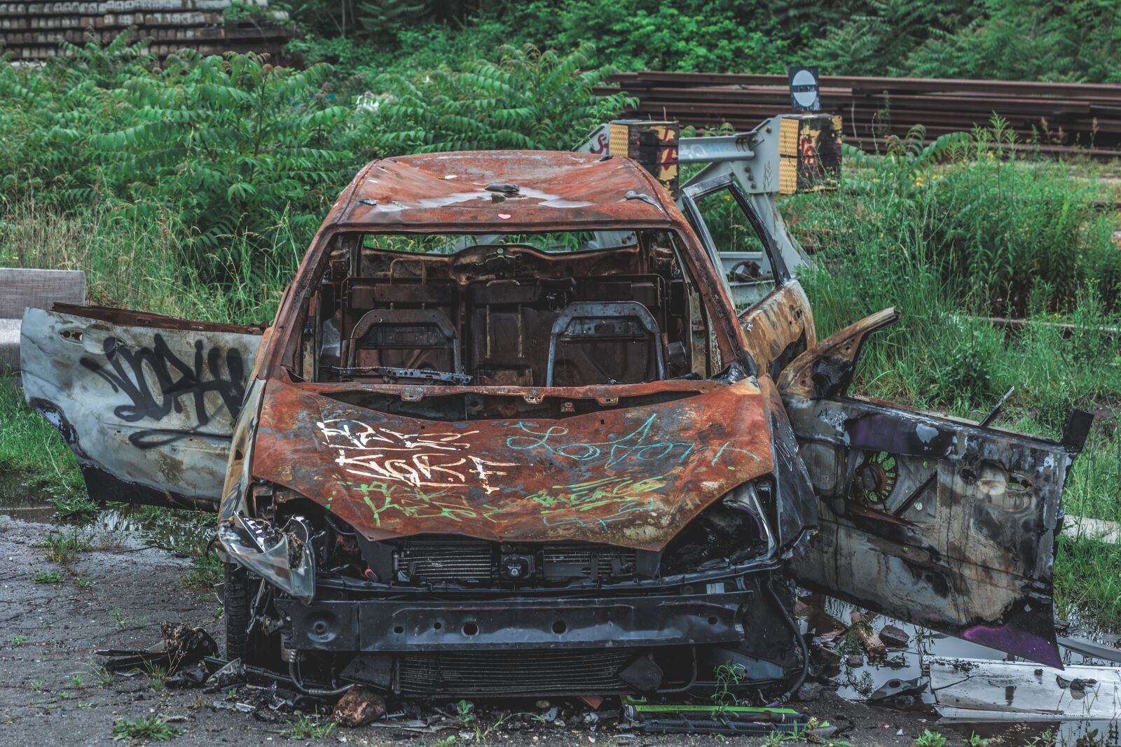 Tamron SP 24-70mm F2.8 Di VC USD G2 sample photo. Car wreck, scrap, rust photography