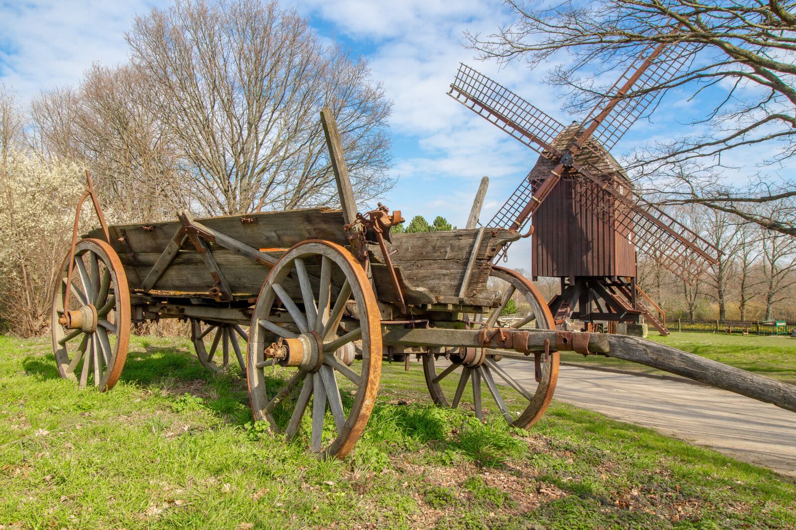 Canon EOS 700D (EOS Rebel T5i / EOS Kiss X7i) + Canon EF-S 10-18mm F4.5–5.6 IS STM sample photo. Windmill, cart, nature photography