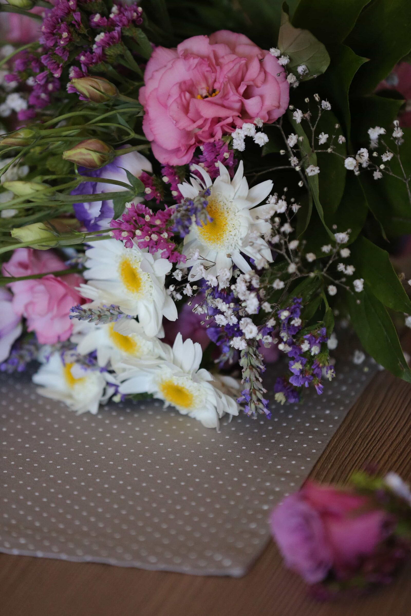 Canon EOS 5D Mark III sample photo. Bouquet, desk, roses, yarrow photography