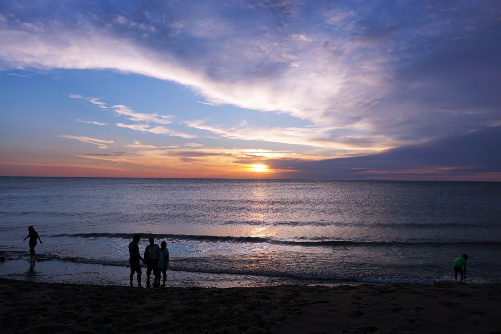 Sony E 16-50mm F3.5-5.6 PZ OSS sample photo. Lake michigan, silver beach photography