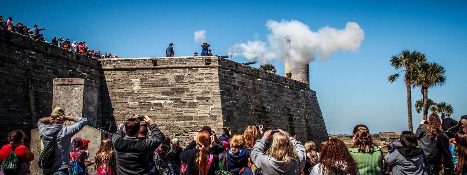 Canon EOS 600D (Rebel EOS T3i / EOS Kiss X5) sample photo. Cannon, firing, tourists photography