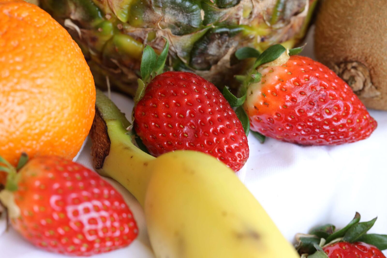 Canon EF 100mm F2.8 Macro USM sample photo. Strawberries, kiwi, pineapple, banana photography