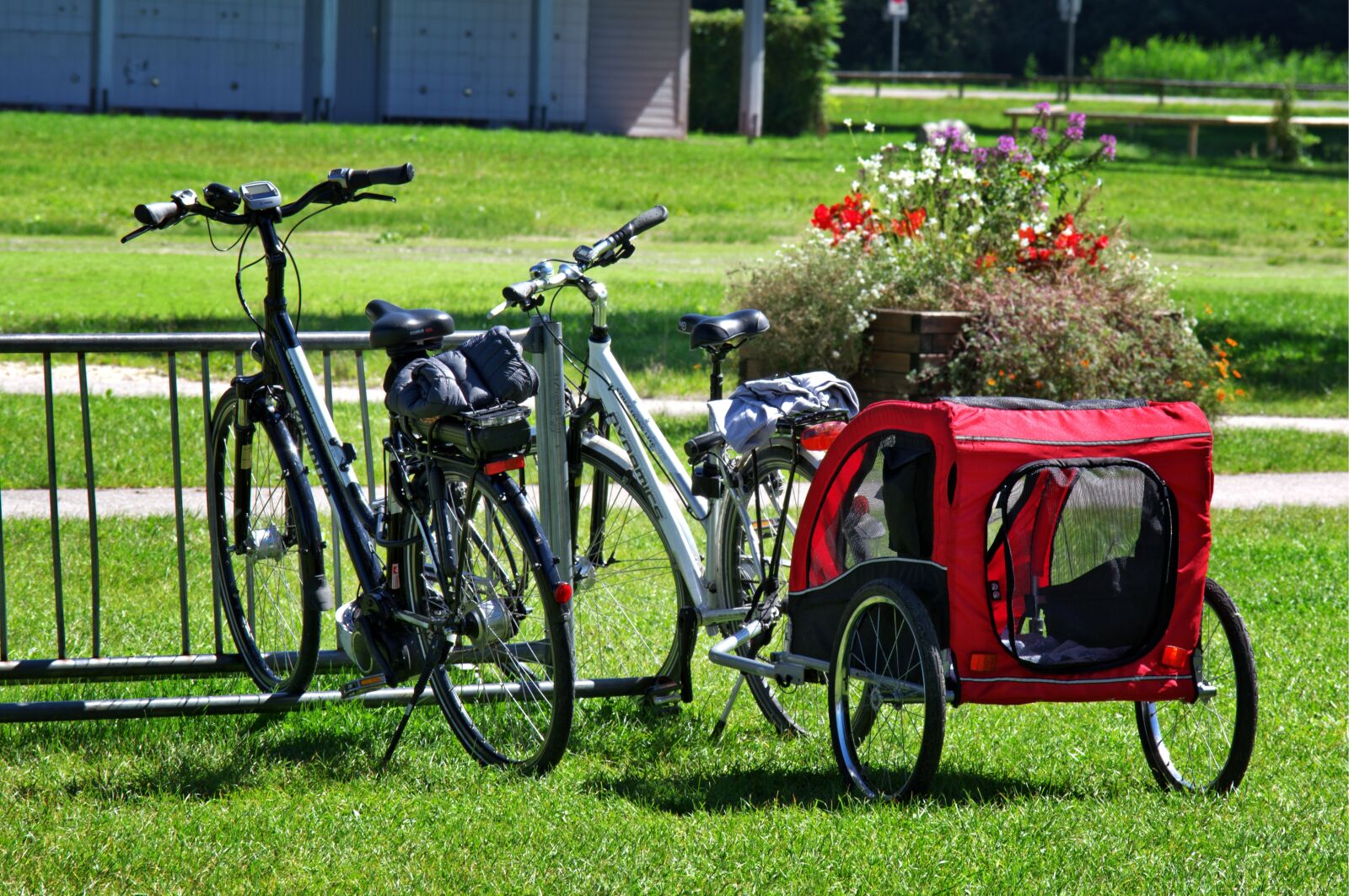 55.0-200.0mm f/4.0-f/5.6 sample photo. Bike, bike trailer, trailers photography
