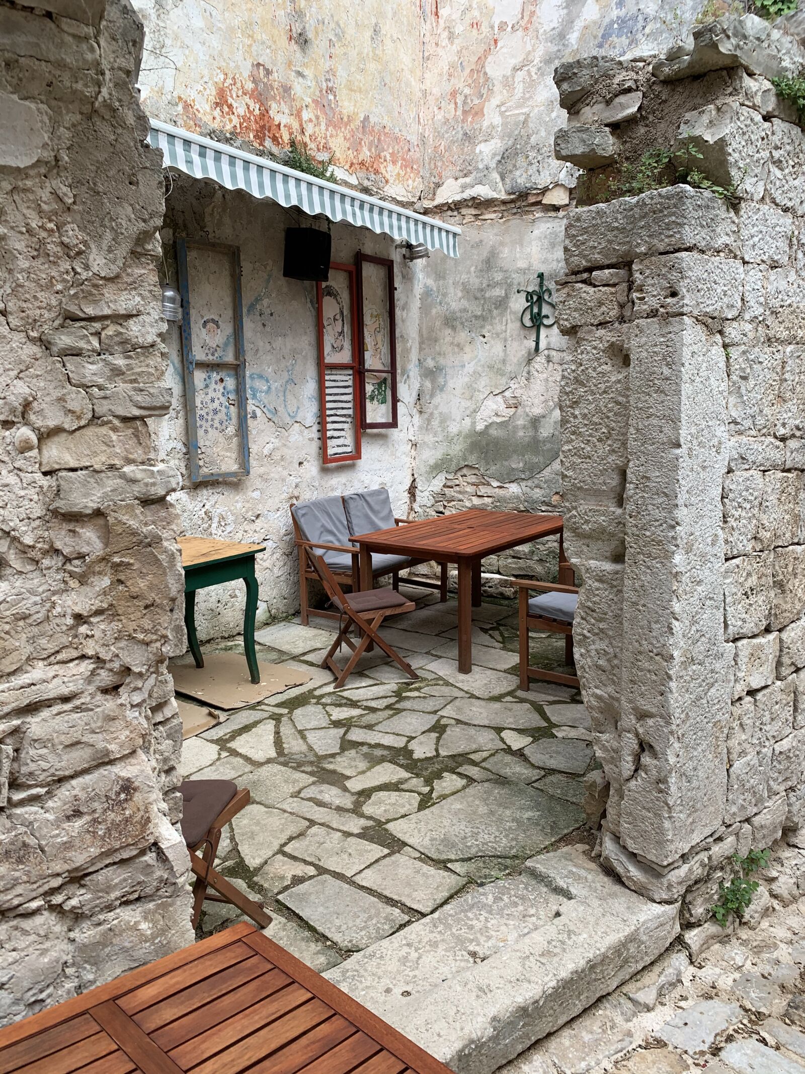 iPhone XS Max back dual camera 4.25mm f/1.8 sample photo. Oldtown, art, croatia photography